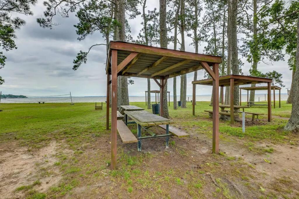Vacation Home Lake Livingston! Onalaska Eksteriør billede